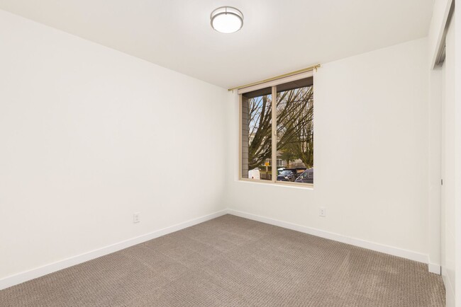 Building Photo - 2 Bedroom PLUS DEN - West Seattle Townhome