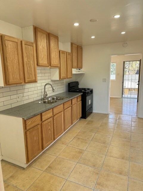 Building Photo - 435 W Acacia Ave