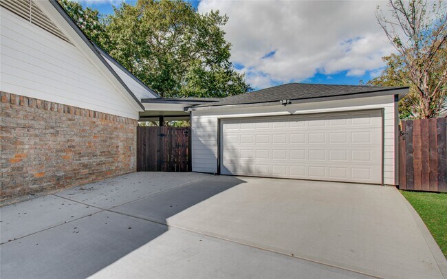 Building Photo - 7026 Hidden Arbor Ln