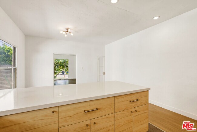 Building Photo - 3429 Edgehill Dr