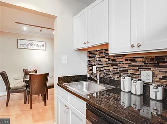 Building Photo - Amazing 2 bedroom/ 1 Bathroom unit with plenty natural light