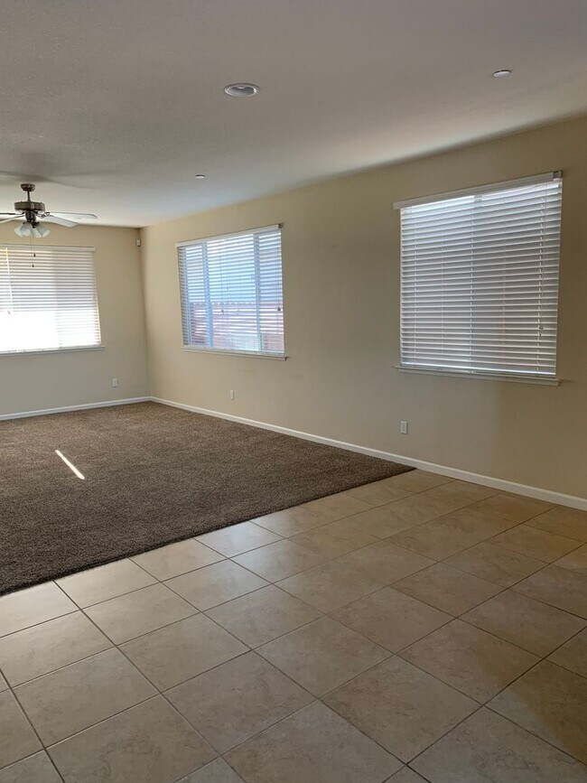 Building Photo - 3 Bedroom 2 Bath