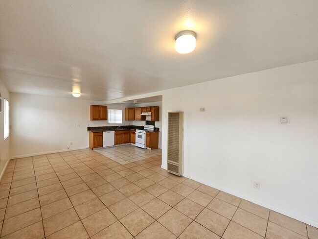 Building Photo - Downstairs / 2 bedroom / 1 bathroom unit