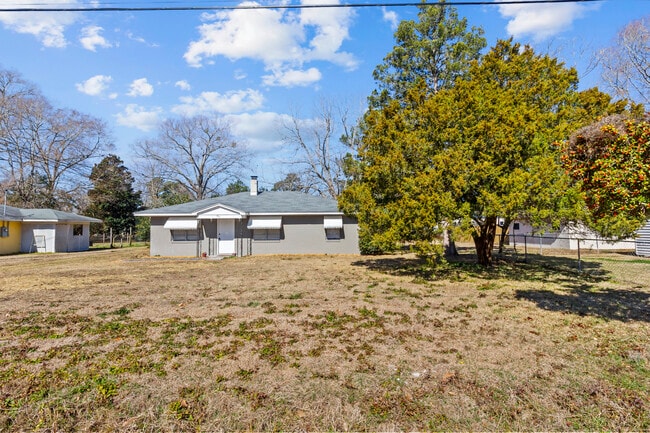 Building Photo - 404 Pine St