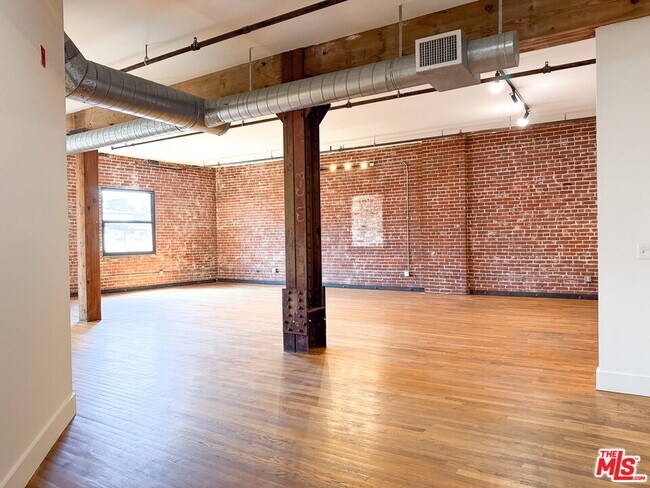 Building Photo - 215 S Santa Fe Ave