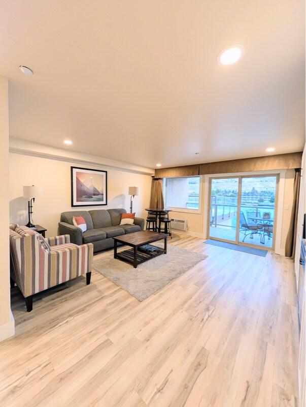 Building Photo - 322 W Woodin Ave