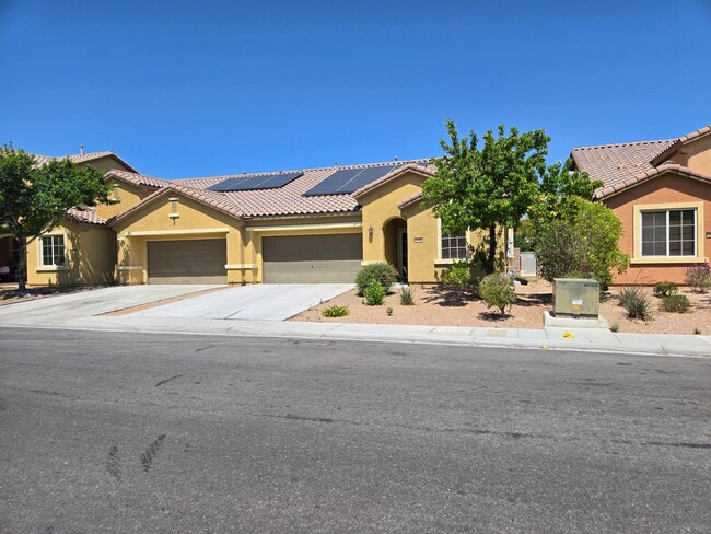 Building Photo - A Beautiful Single Story Townhouse! 3 Bed,...