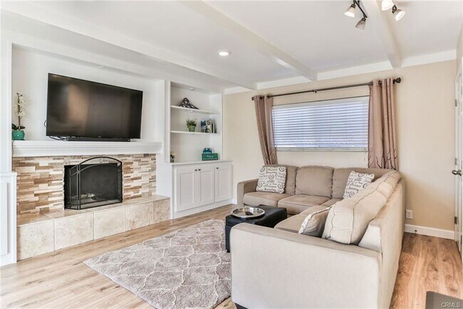 Building Photo - 15061 Drake Ln