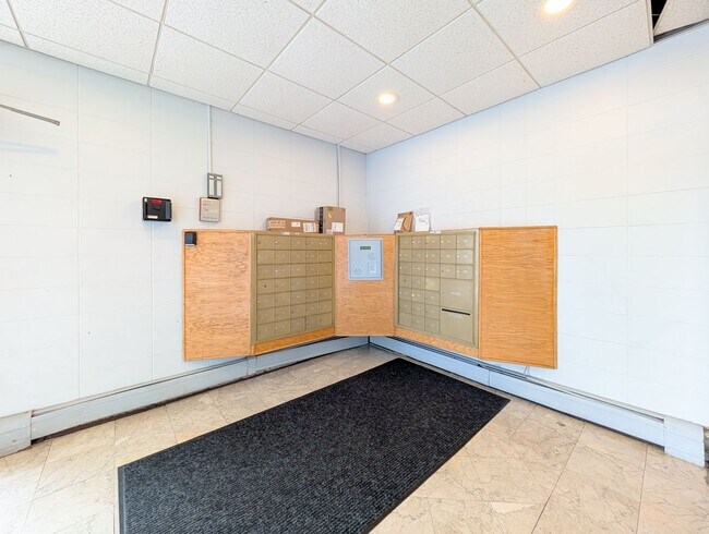 Building Photo - 1043 S York Rd
