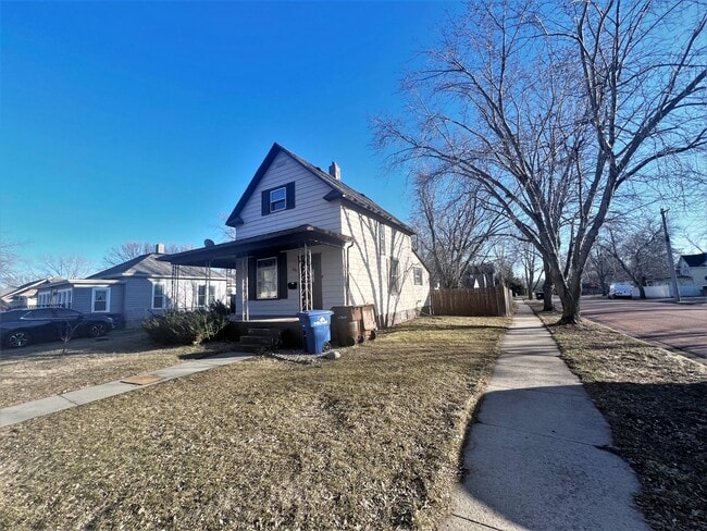 Building Photo - 801 E 6th- 4 bedroom house