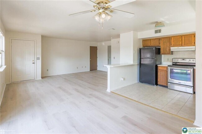 Building Photo - 1464 N Cedar Crest Blvd