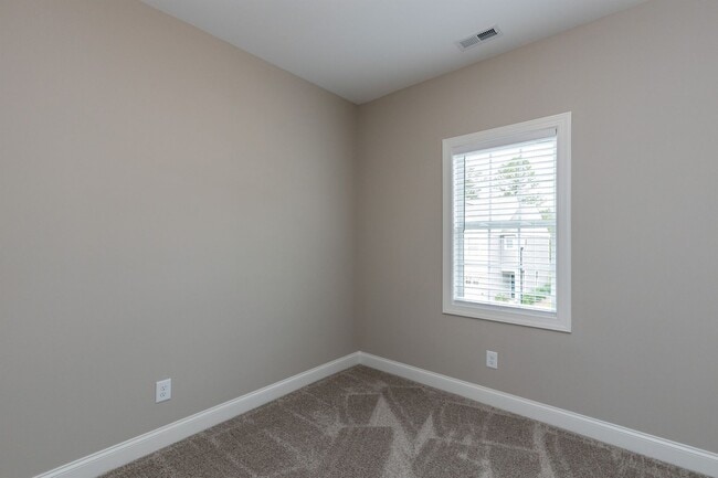 Building Photo - 3 bedroom/2.5 Bath End Unit Townhome in Ho...