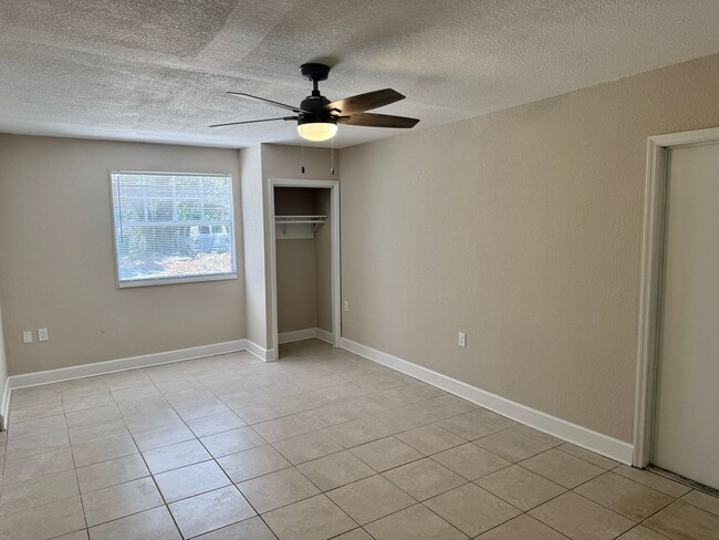 Building Photo - Fully Renovated and Modern 3/1 Available Now!