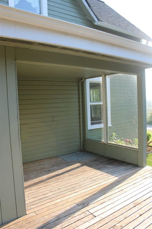 Building Photo - 4 Bedroom, 1 Bathroom Home in Bow!