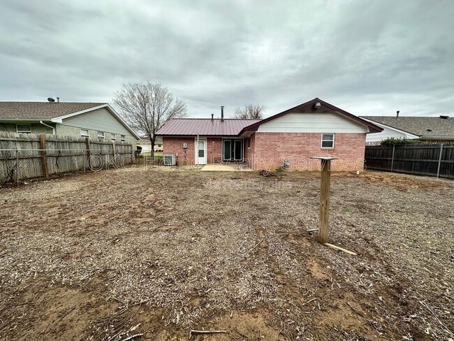 Building Photo - 1706 Surrey Pl