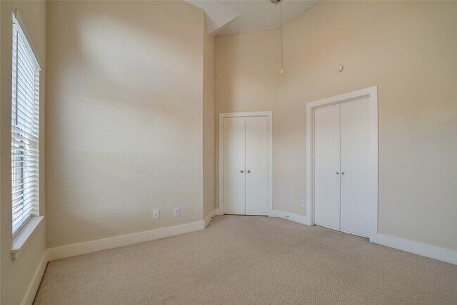 Building Photo - 5813 Darling St