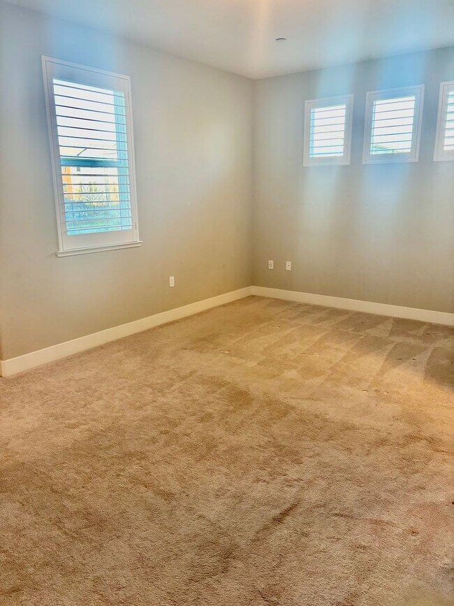 Building Photo - Must see beautiful and large Townhome in Dublin- Close to Everything!