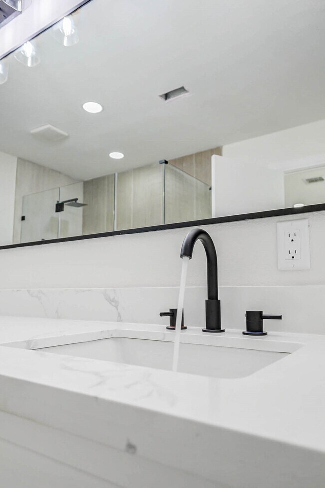 Building Photo - 9923 Emnora Ln