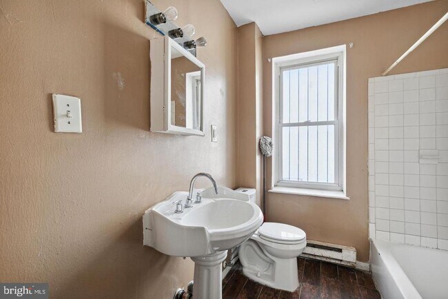 Building Photo - 301 W York St