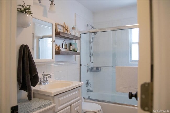 Building Photo - 4 Shorewood Dr