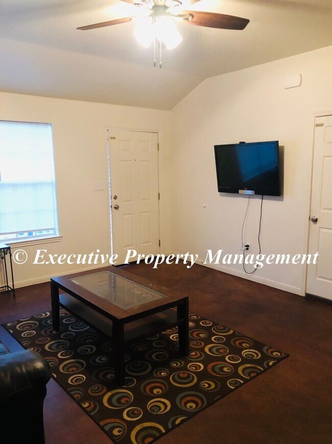 Building Photo - 1208 Westview Dr