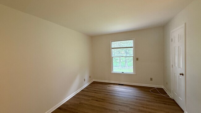 Building Photo - Newly Refreshed Rambler in Convenient Loca...