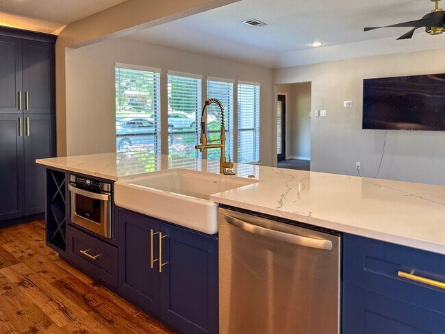 Building Photo - 3 Bed / 2 Bath / 2 Car Gargae / Pool