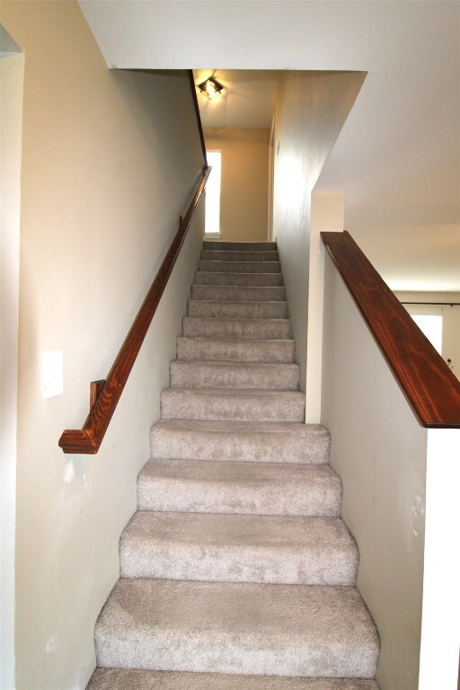 Building Photo - 221 Pecan Bluffs Dr