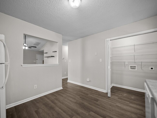 Building Photo - Welcome to Marsh Oaks!