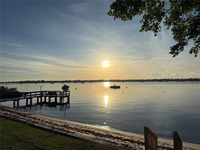 Primary Photo - 5600 N Flagler Dr