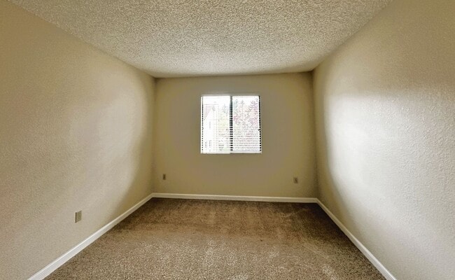 Building Photo - 180 Park Place Dr