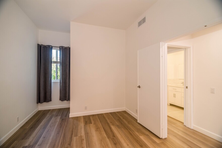 Building Photo - 2601 S Broadmoor Dr