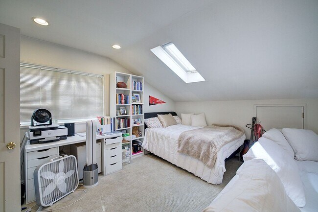 Building Photo - 5bd/2.75ba Mercer Island Home
