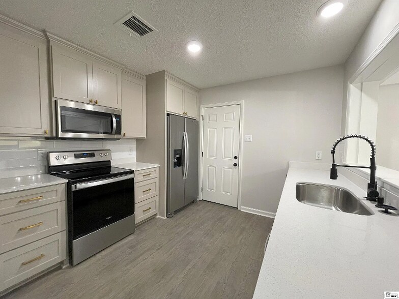 Building Photo - 121 Clearwater Cir