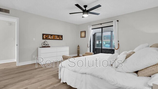 Building Photo - 10192 Seminole Island Dr