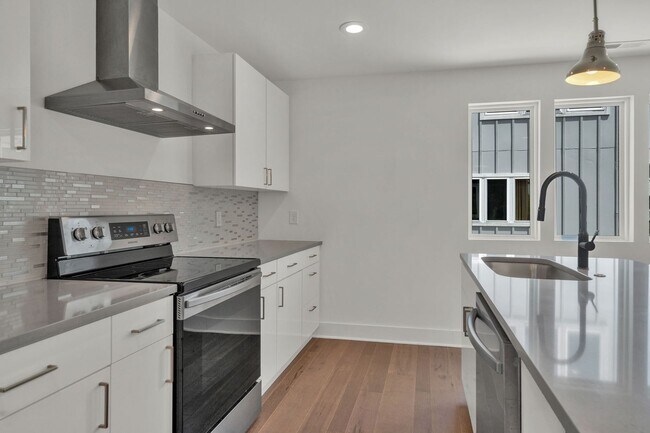 Building Photo - Modern Living In East Nashville!