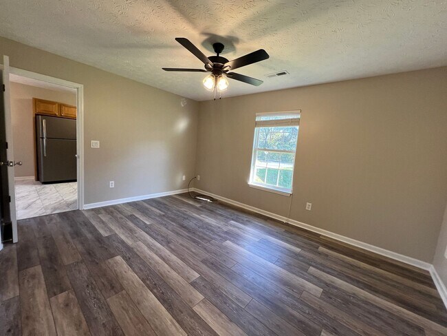 Building Photo - Super Cute 3/2 in Sevierville Close to everything!