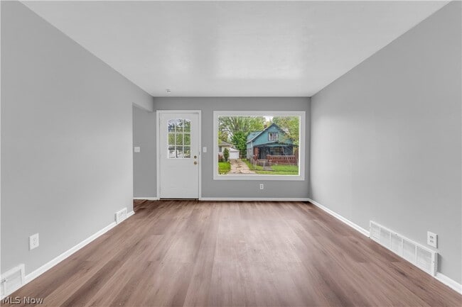 Building Photo - 16605 Glenpark Ave