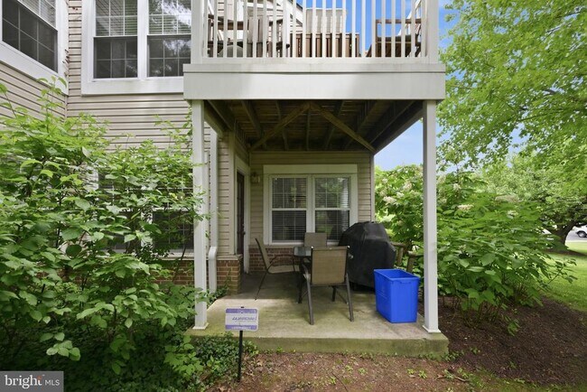 Building Photo - 933 Hillside Lake Terrace