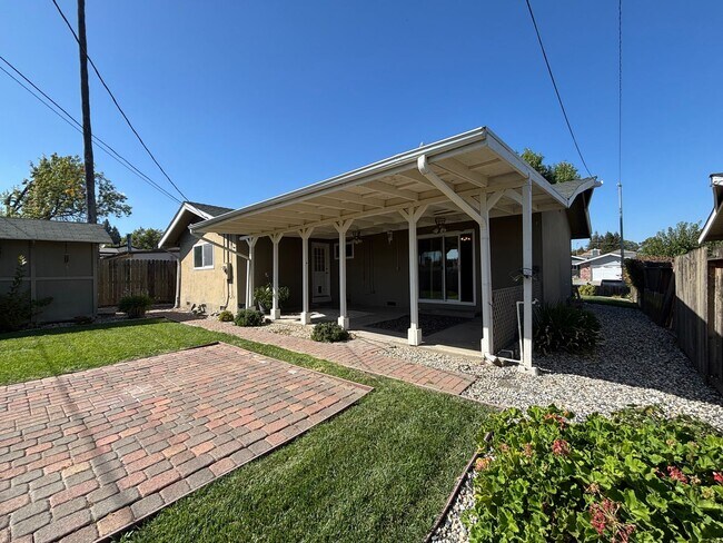 Building Photo - 237 Markham Ave