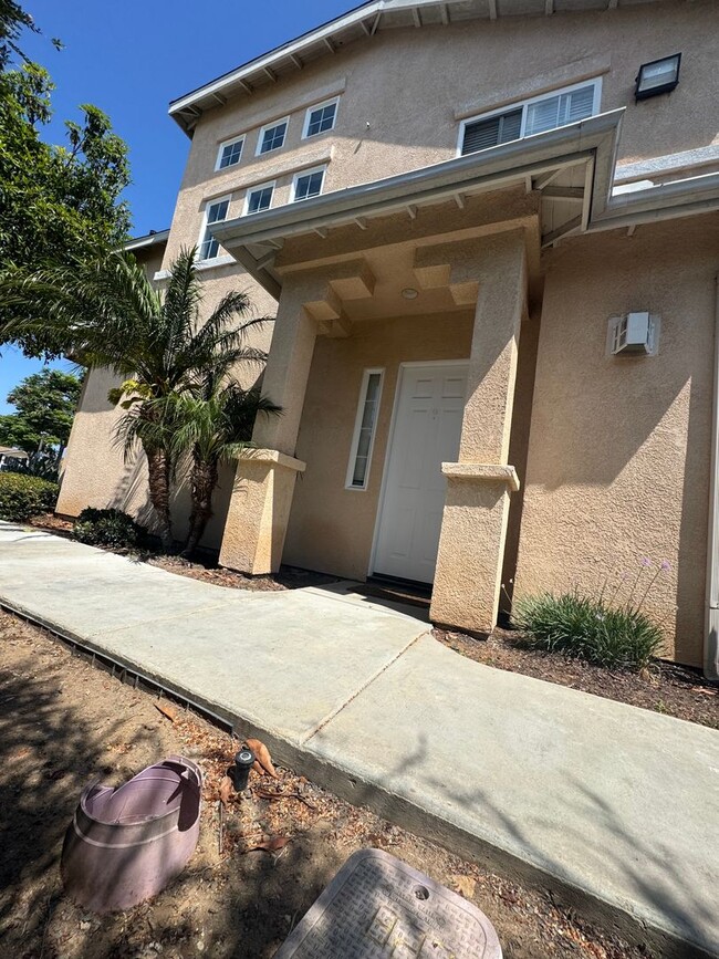 Primary Photo - Luxurious 2 bedroom, 2.5 bath townhome, AC...
