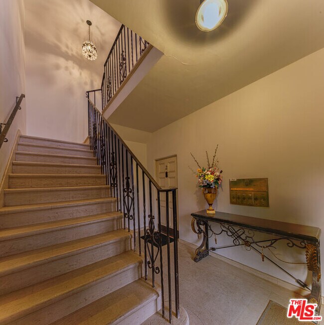 Building Photo - 152 S Roxbury Dr