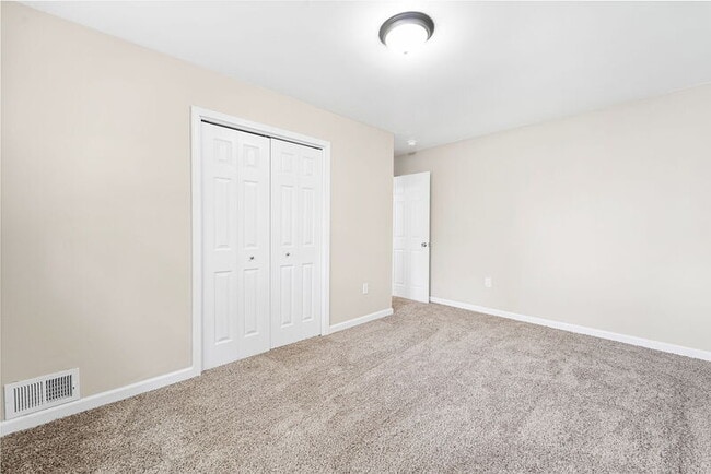 Building Photo - 422 Farmington Rd