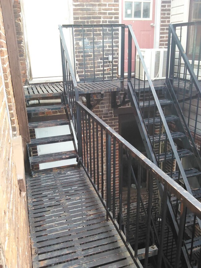Building Photo - Video in pictures! 3rd Floor 1 Bedroom in Downtown York