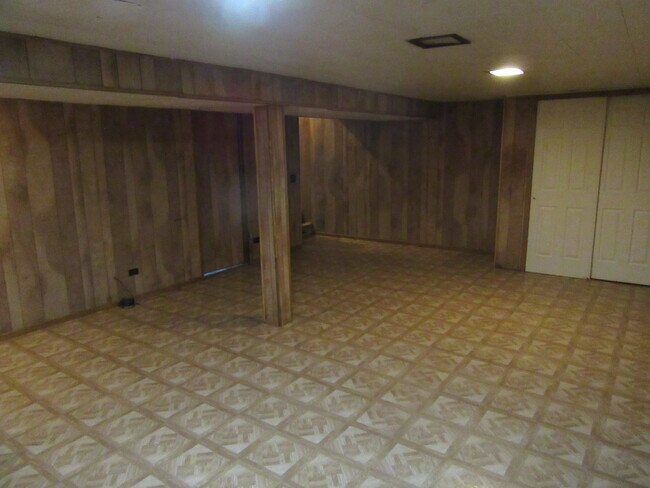 Building Photo - 9116 W Oaks Ave