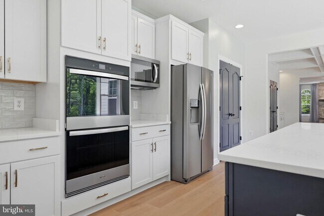 Building Photo - 301 Kingdom Dr