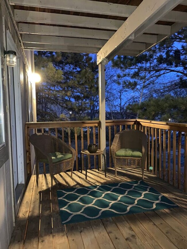 Building Photo - 2 Bed/1 Bath - Pool, Fireplace, Laundry Fa...
