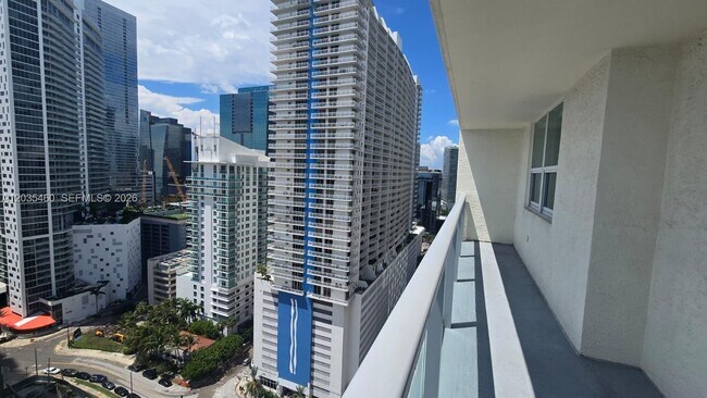Building Photo - 1155 Brickell Bay Dr