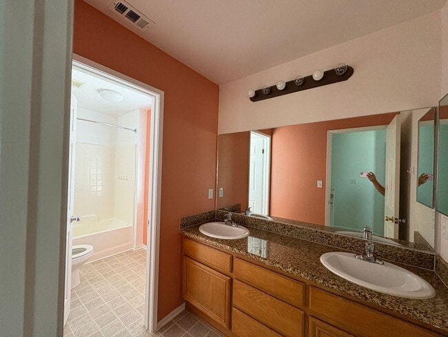 Building Photo - GRAND 4-Bedroom Home in Tehachapi City