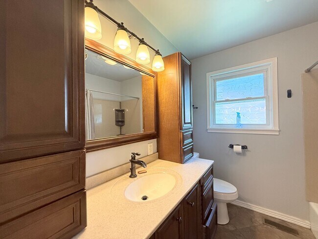 Building Photo - Adorable 3/1 Bungalow with $150 flat fee utilities